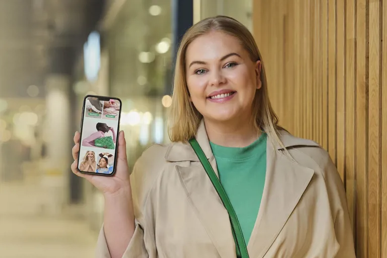 Kundeklubb Dame Med Mobil News Art