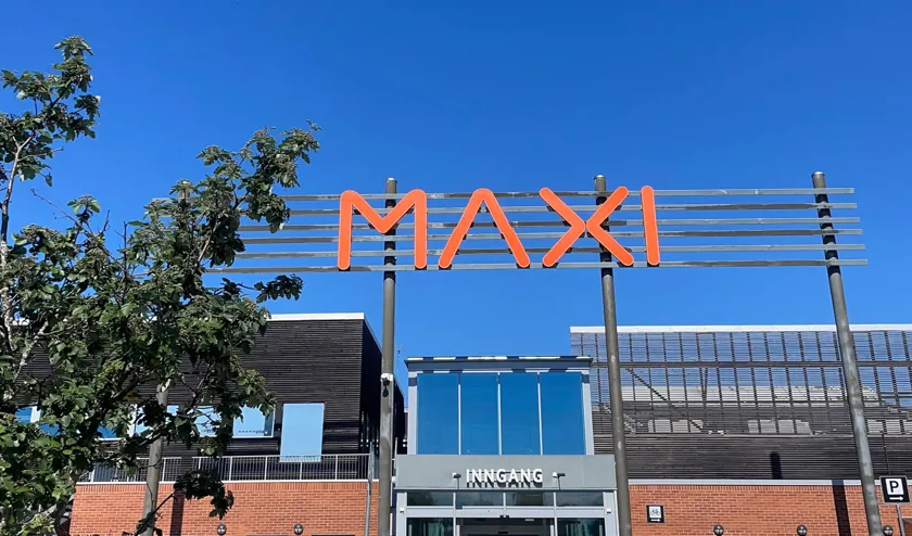 Maxi Hamar, fasade med skilt