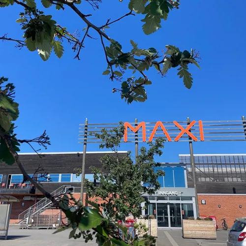 Maxi Hamar, fasade med skilt