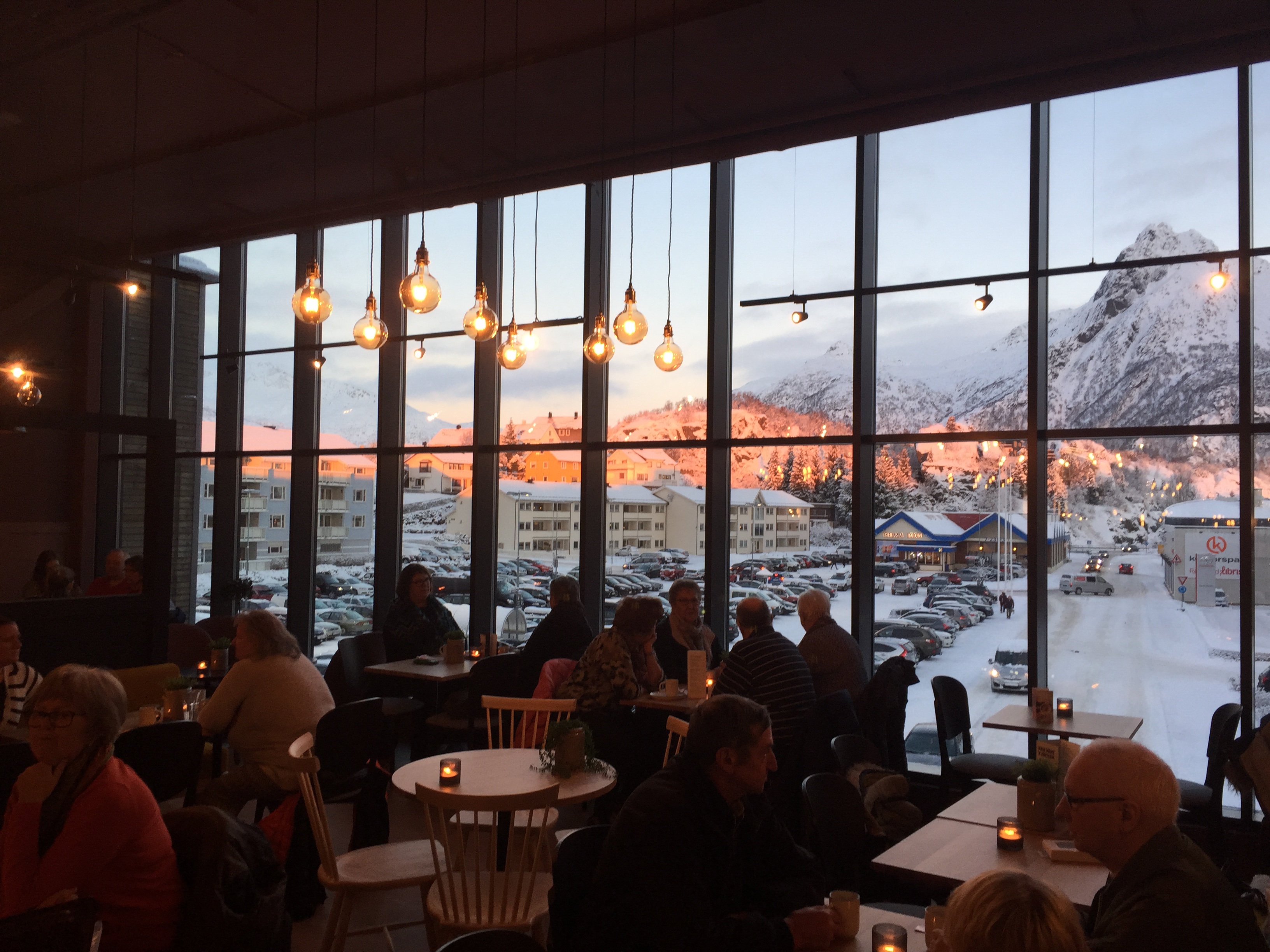 Alti Svolvær inne på cafe med utsikt mot fjella