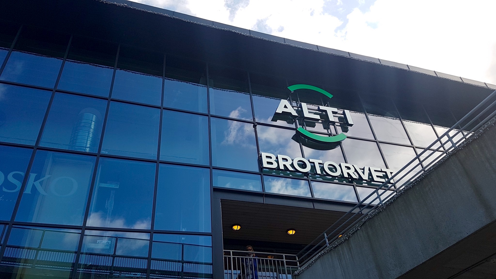 Alti Brotorvet glassfasade med skilt