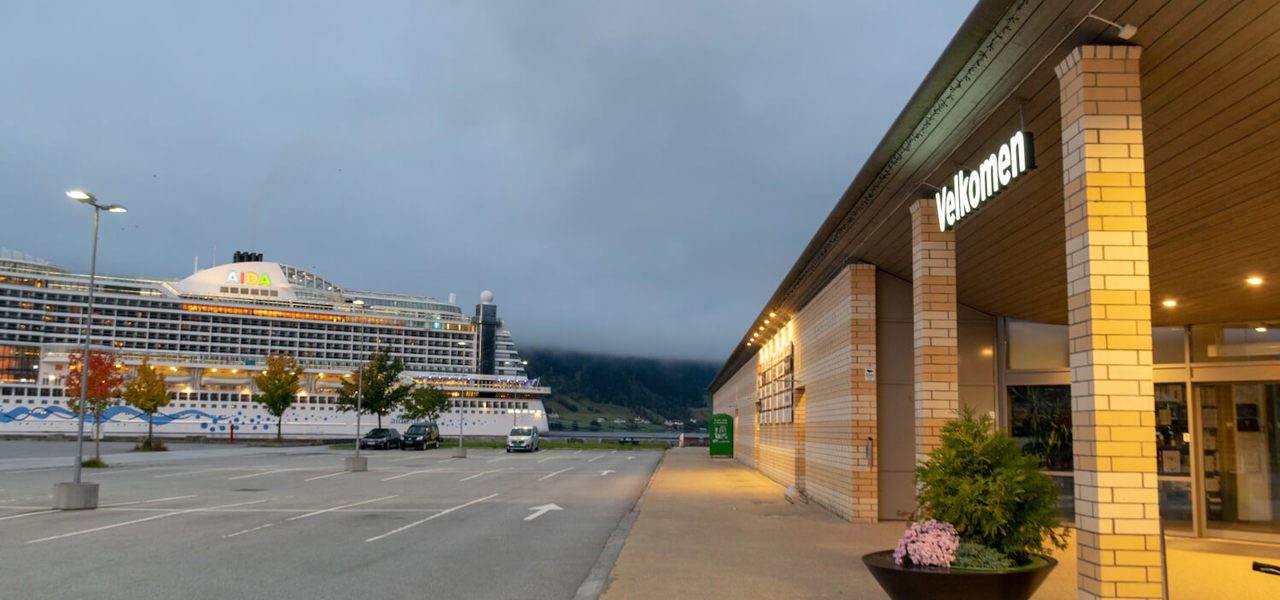 Alti Nordfjord fasade mot cruiseskip ved kaia