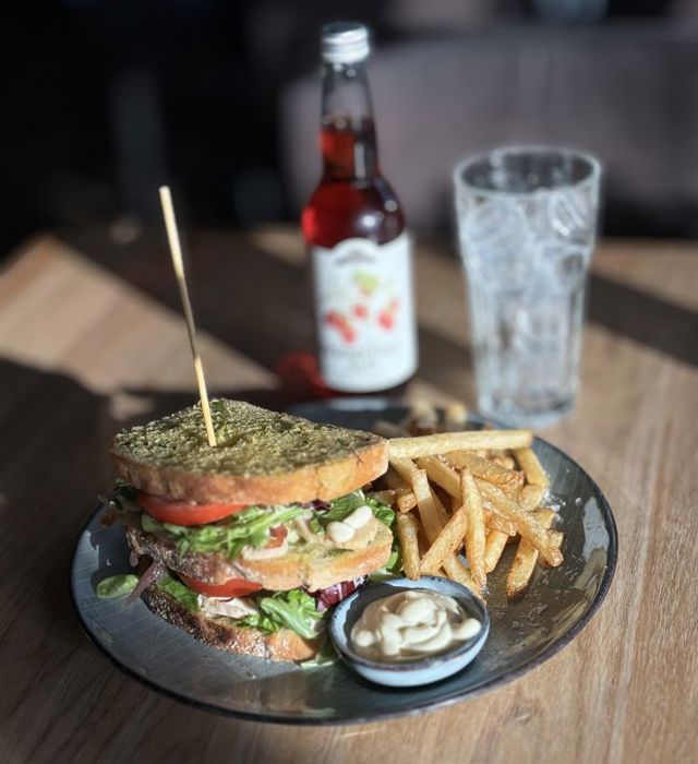 Jordbærpikene Fries Og Kylling Club Sandwich