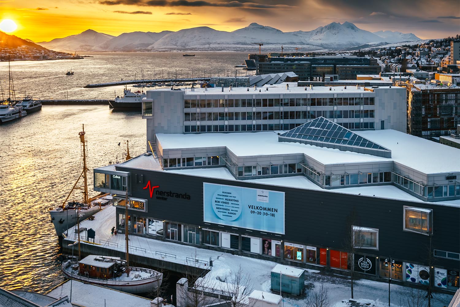 Nerstranda kjøpesenter i vintersol