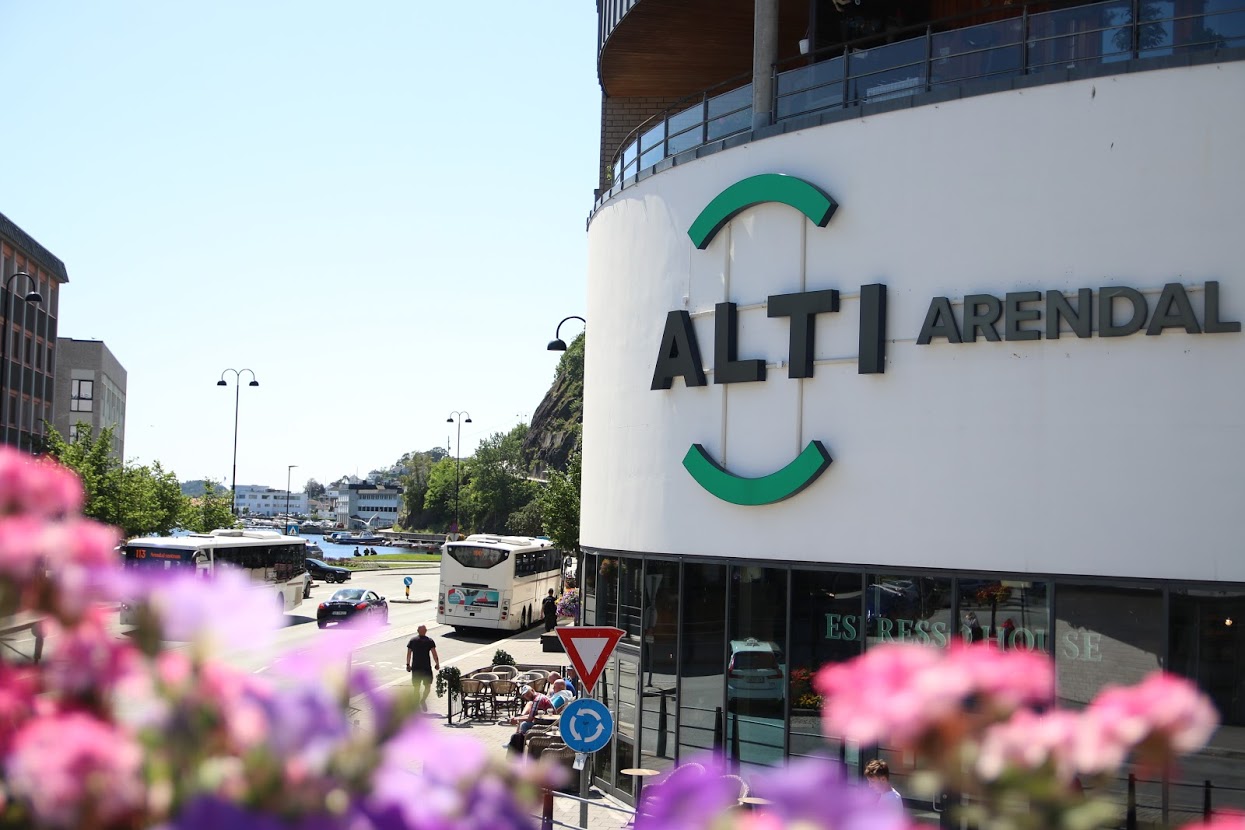 Alti Arendal fasade med skilt