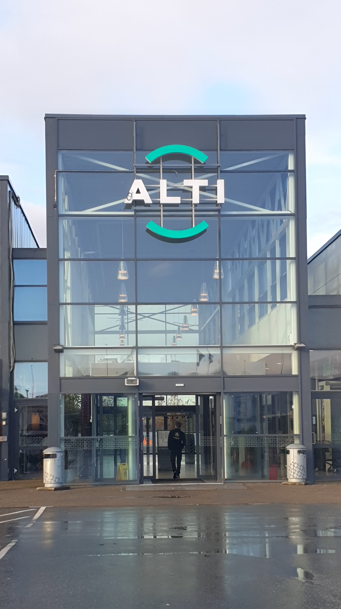 Alti Magneten fasade med inngangsparti