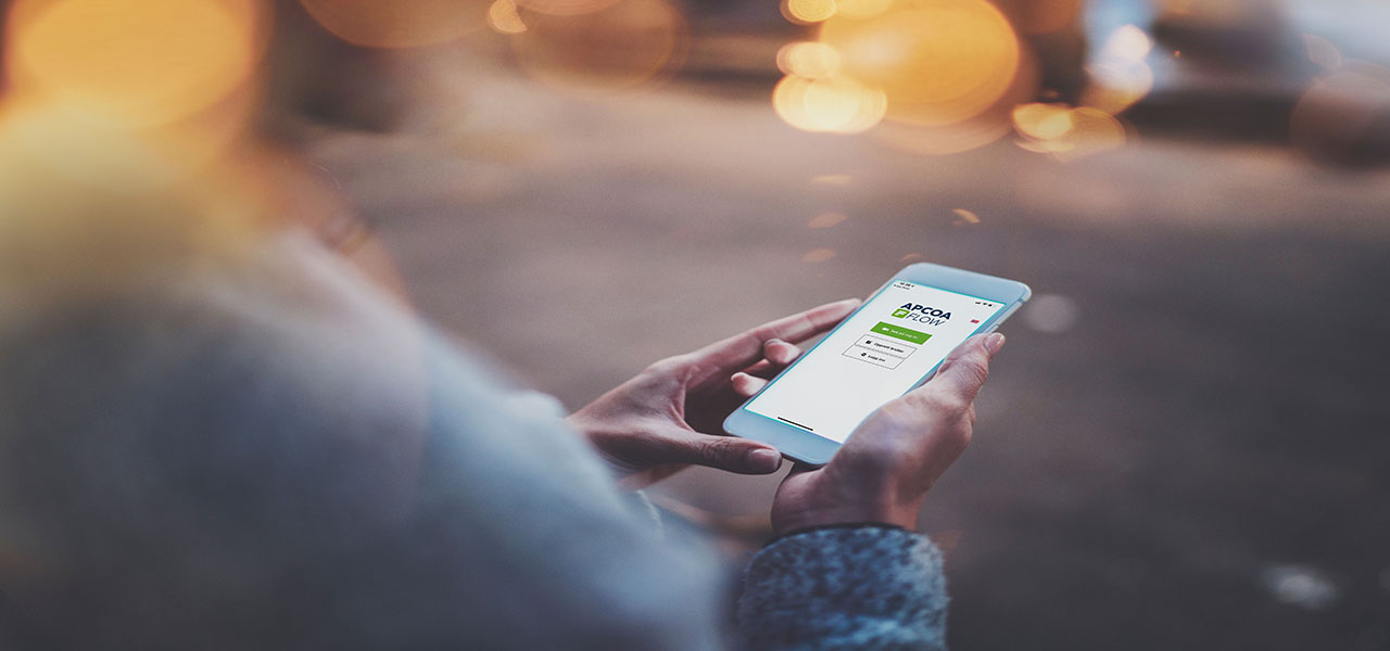 Person Med Mobil APCOA FLOW 1280X600