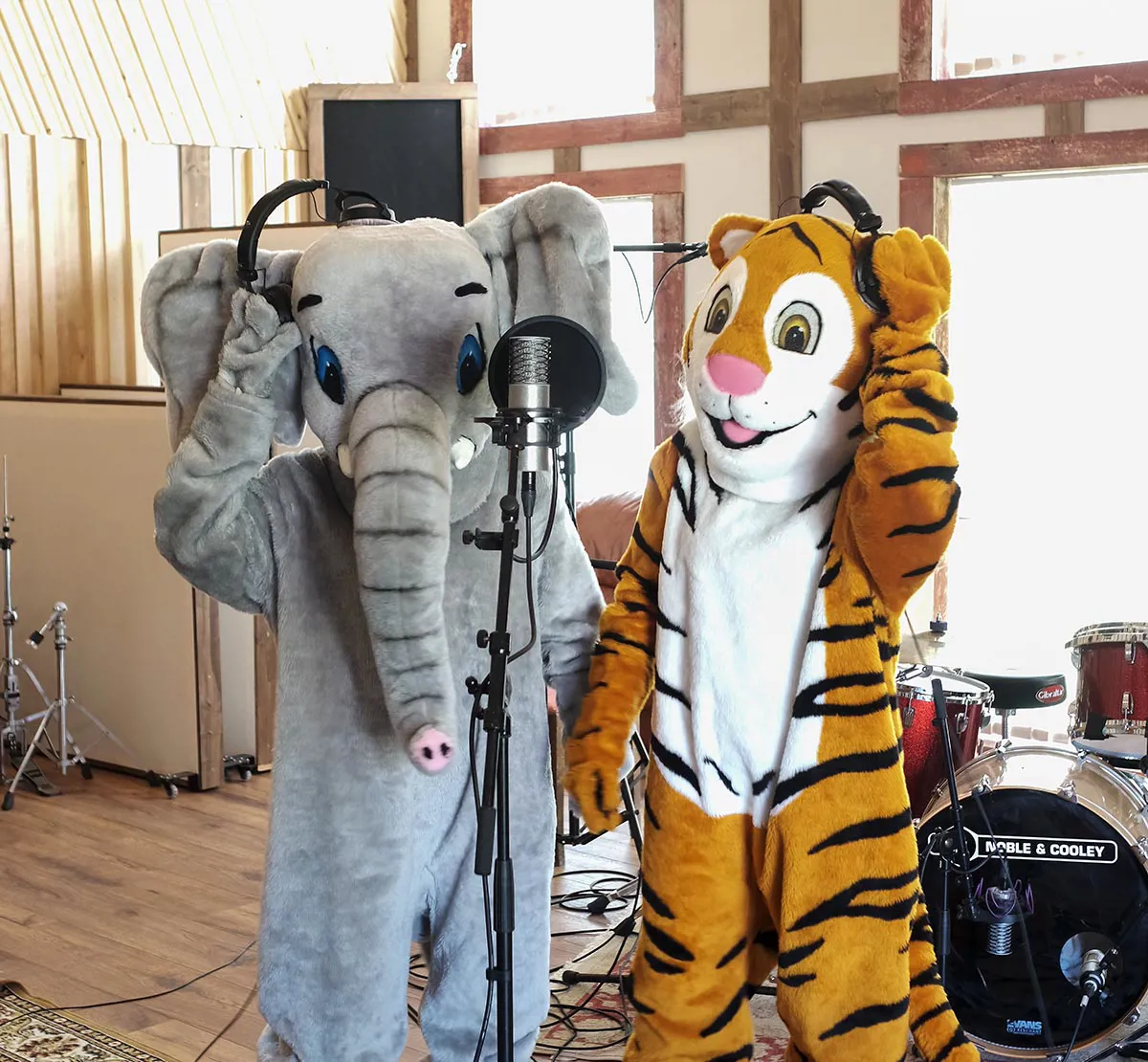 Synger Ellie Timba Alti Maskoter